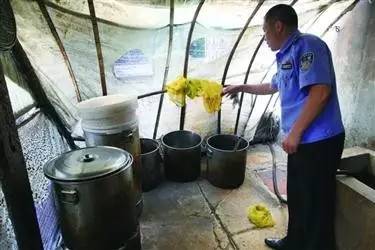【提醒】可怕！工业明开云 开云体育胶做有毒食品畅销8省这样的凉皮你敢吃吗？(图1)