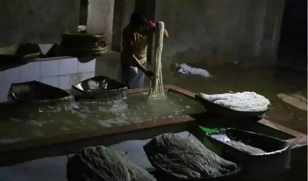 【提醒】可怕！工业明开云 开云体育胶做有毒食品畅销8省这样的凉皮你敢吃吗？(图2)