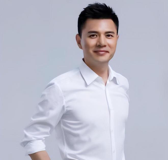 开云 开云体育APP赵普：初中学历逆袭央视主持汶川地震一哭成名为何突然消失？(图5)