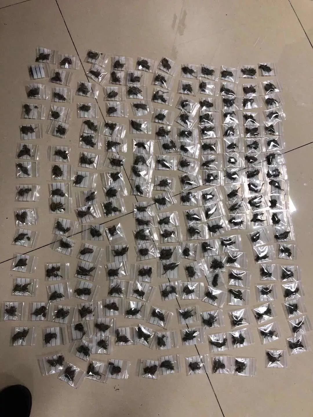 发现开云 开云体育平台孩子在玩这种花花绿绿的贴纸请立刻报警！(图2)