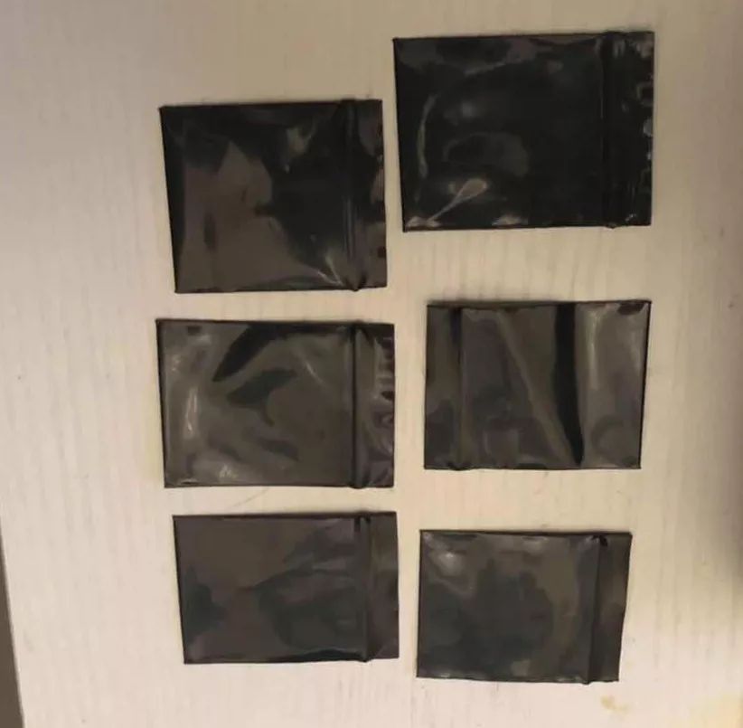 发现开云 开云体育平台孩子在玩这种花花绿绿的贴纸请立刻报警！(图3)