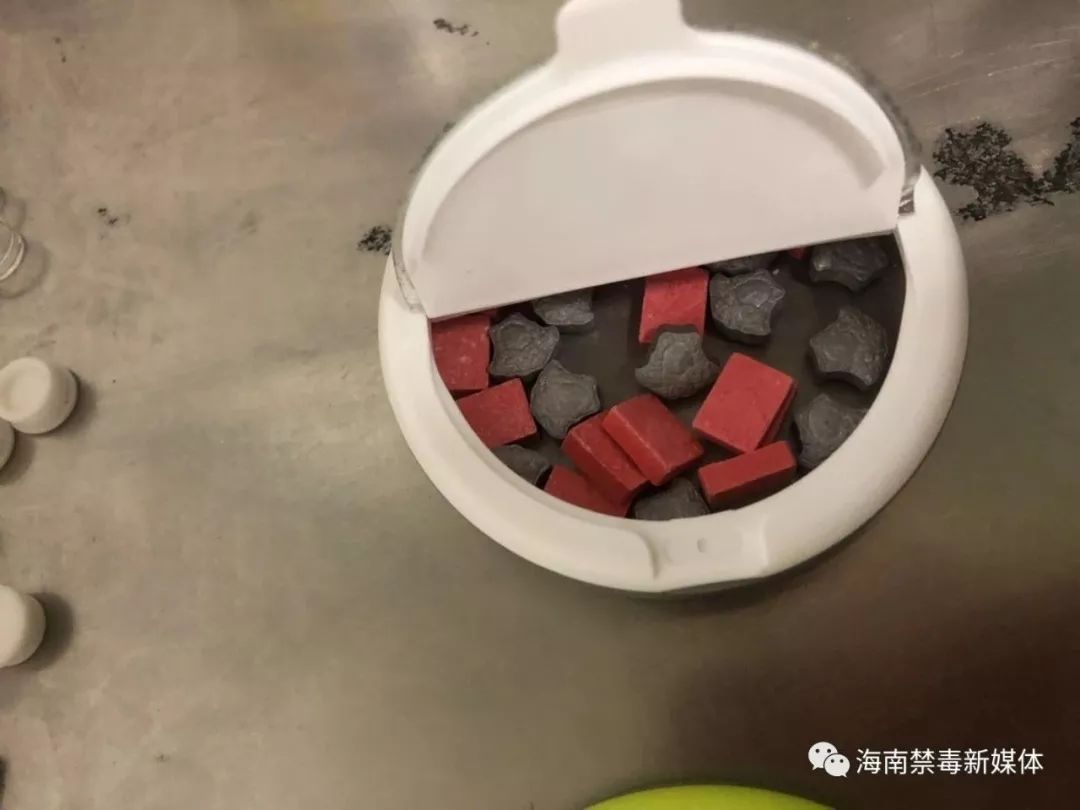 发现开云 开云体育平台孩子在玩这种花花绿绿的贴纸请立刻报警！(图9)