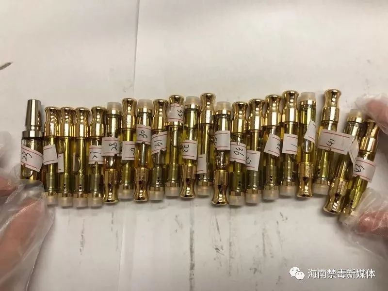 发现开云 开云体育平台孩子在玩这种花花绿绿的贴纸请立刻报警！(图11)