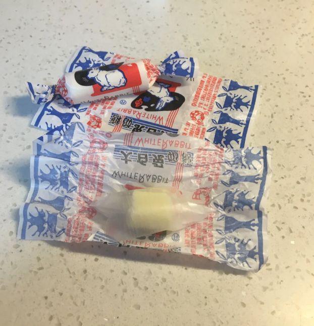 大白兔奶糖上的那Kaiyun 开云体育层白色的“薄纸”是什么？不知道的真是白吃了！(图1)